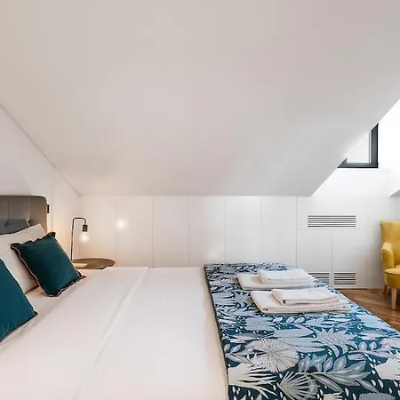 Elegant Duplex In Downtown Apartment *