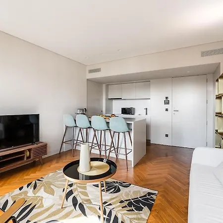 Elegant Duplex In Downtown Apartment *
